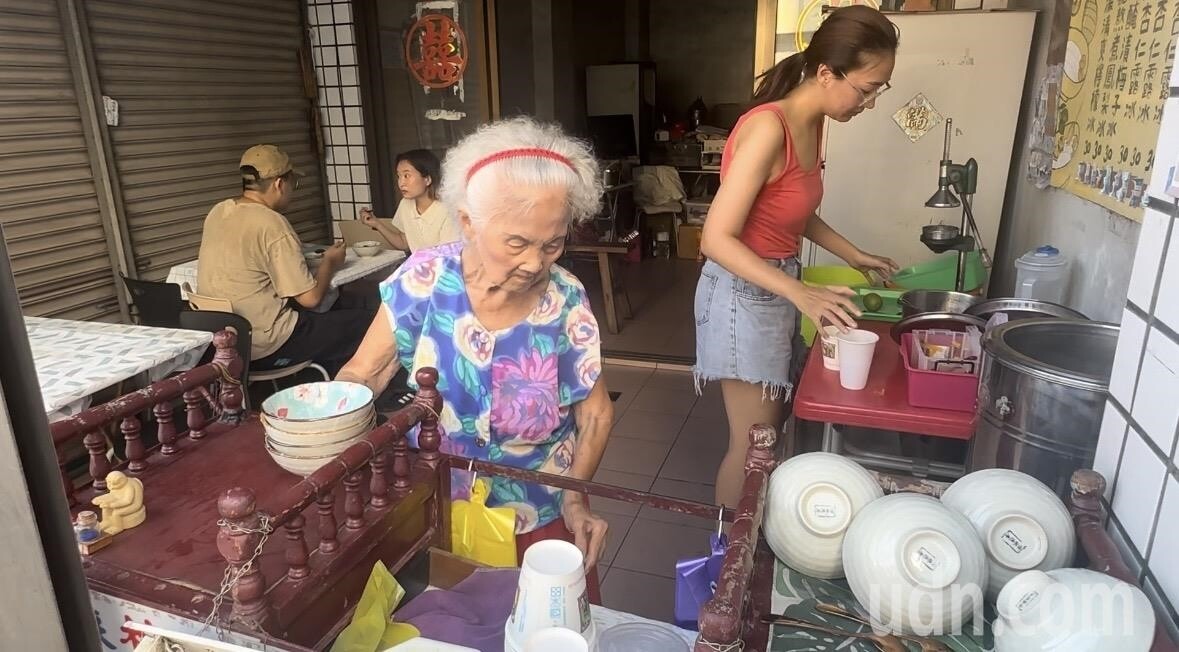 彰化市民生路「阿嬤的孫女古早味冰」開了將近50年，使用天然手工食材，很受歡迎卻傳出九月停業，讓很多人不捨。記者劉明岩／攝影 