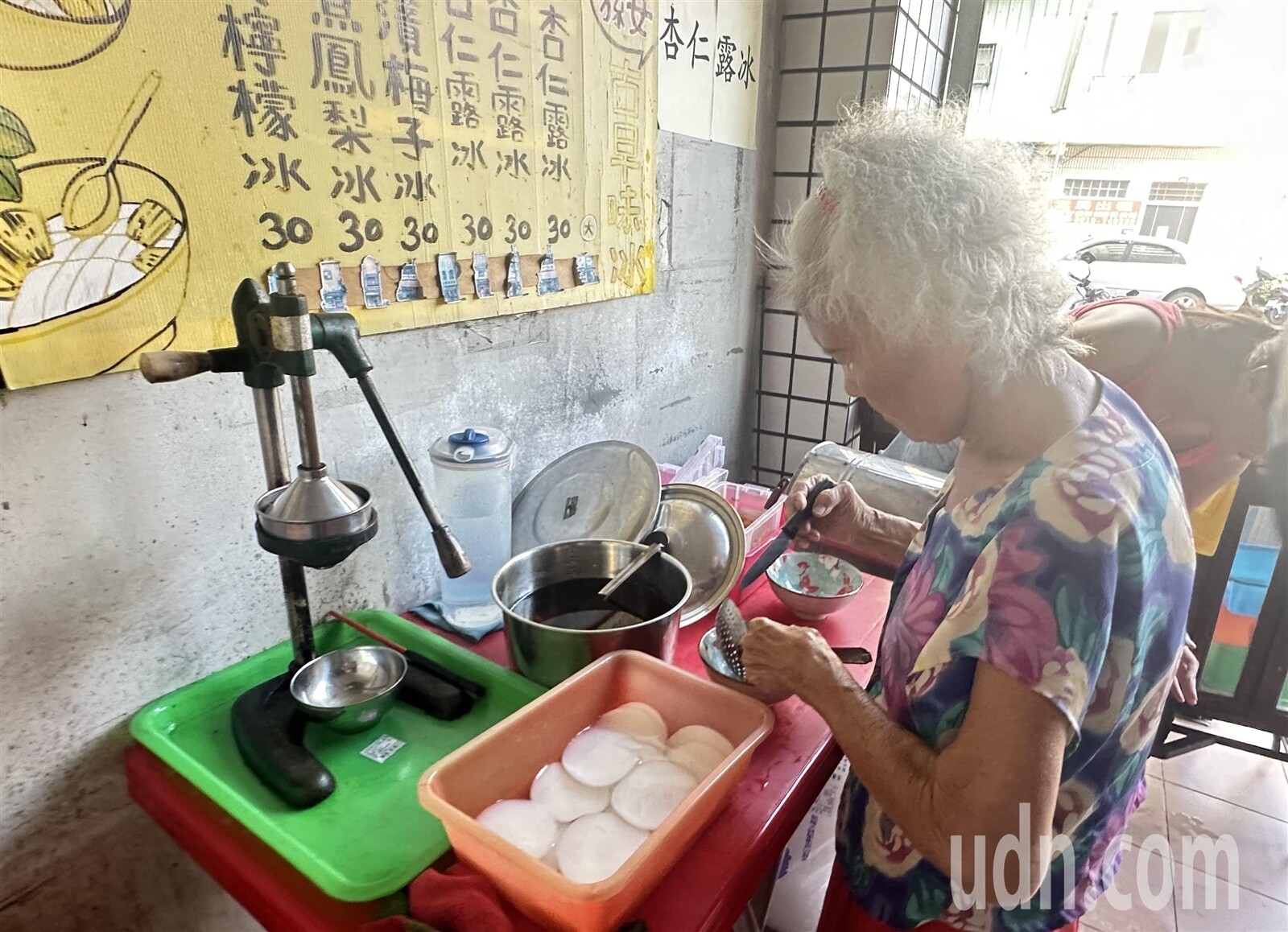 彰化市民生路「阿嬤的孫女古早味冰」開了將近50年，使用天然手工食材，很受歡迎卻傳出九月停業，讓很多人不捨。記者劉明岩／攝影 