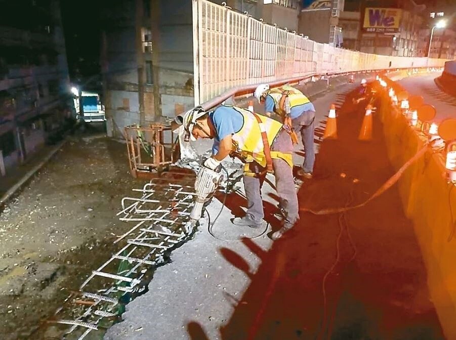 台1線高架日前在三重區重安街遭拖板車撞毀，盼10月2日前完成修復通行。圖／新北養工處提供
