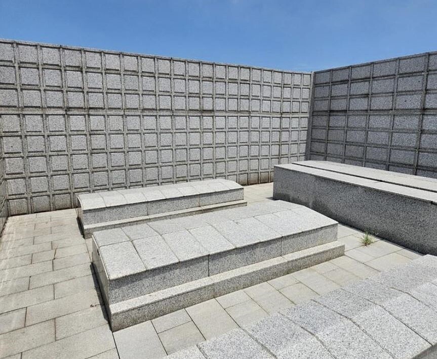 私立淡水宜城墓園懷親園區,四周成牆部分即為違法骨灰位。圖/士檢提供