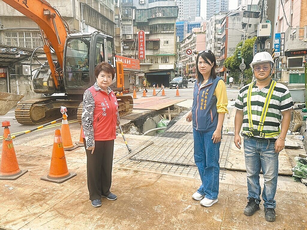 新北市中和區景新街467巷20弄地勢低窪，長期排水不良，幾乎是逢大雨必積水，引發民怨。市議員陳錦錠（左一）日前邀集水利局、中和區公所現勘，希望透過改善下水道排水系統，徹底解決水患。圖／市議員陳錦錠提供、高鈞麟新北傳真