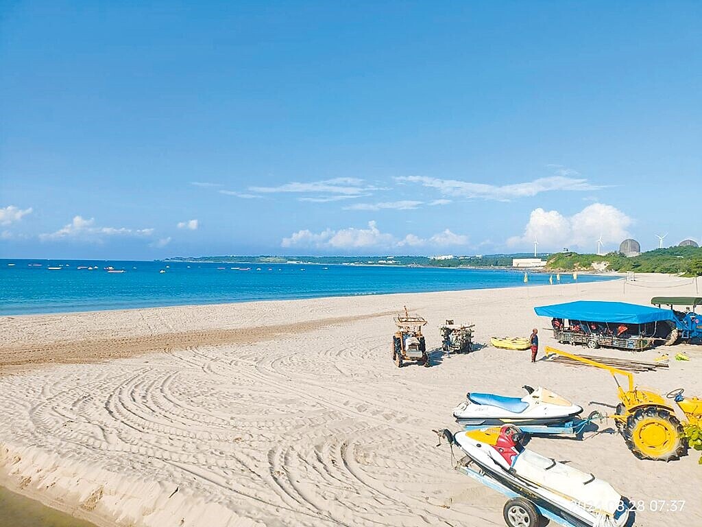 近日墾丁沙灘遭業者插滿陽傘占用爭議不斷,墾管處27日前往白砂、南灣、船帆石等沙灘巡查稽核,至28日共拆除180頂陽傘,並開出9張罰單。圖/墾管處提供、謝佳潾屏東傳真