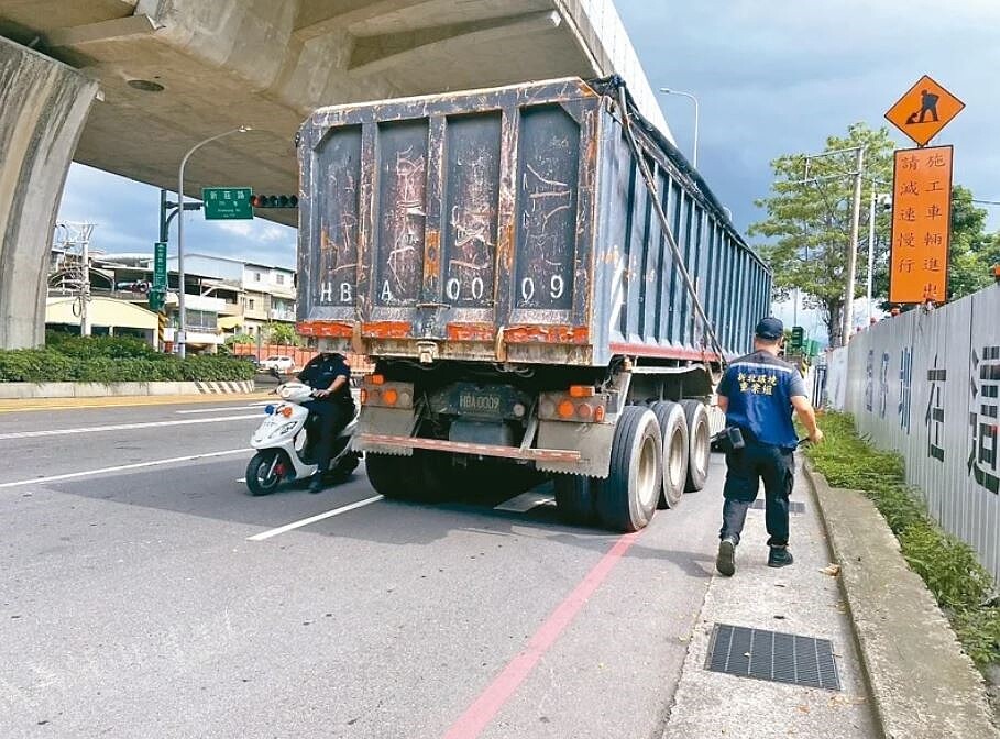 新北營建剩餘土石方管理自治條例在議會審查，議員認為車機GPS才能跟著車走，圖為新北抽查畫面。圖／新北工務局提供
