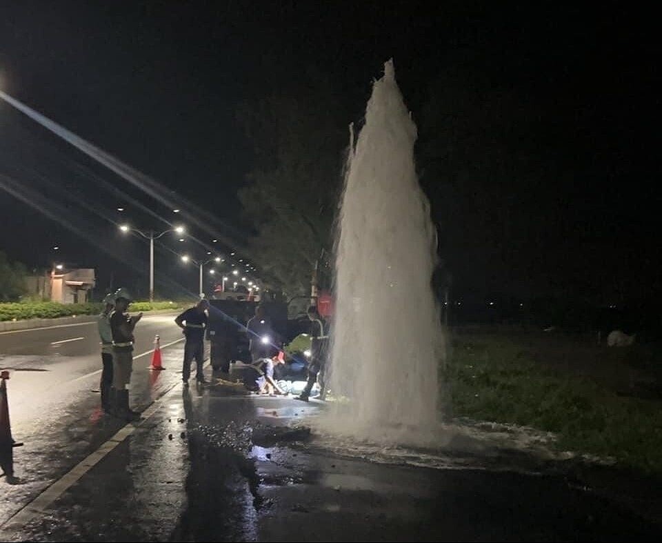 自來水公司牡丹給水廠送水管線排氣閥28日晚間遭拖板車撞斷漏水，水公司漏夜搶修。圖／取自周春米臉書