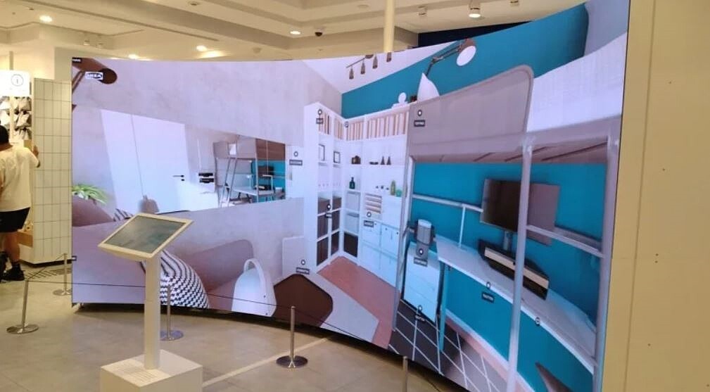 IKEA東京澀谷店27日正式重新開幕,店內引進超大牆面螢幕,提供1:1大小的家具模擬配置投影,未來相同型態有望拓點到其他國家。圖/取自@greecegreece在X的照片