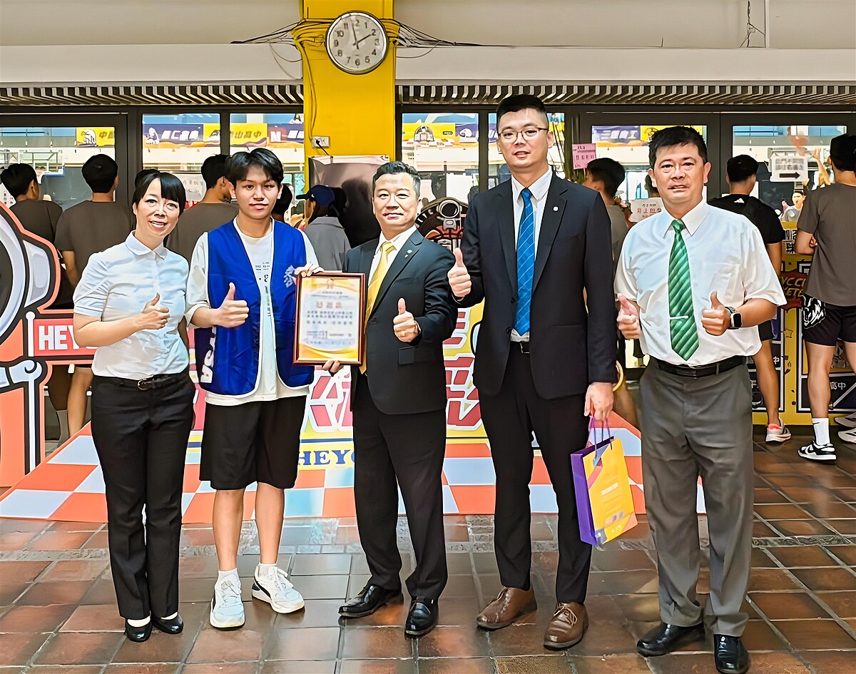 中原大學學生會感謝永慶加盟四品牌桃園區經管會贊助抽獎活動。圖／永慶房產集團提供