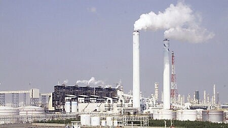 國際油價區間震盪走堅,加上歲修因素支撐,遠東區SM現貨行情彈升12美元,每噸價格墊高至1,134美元,相對原料乙烯行情持平、苯價僅小漲4美元,SM三雄台化、台苯、國喬的產品利差受惠提振。圖∕本報資料照片