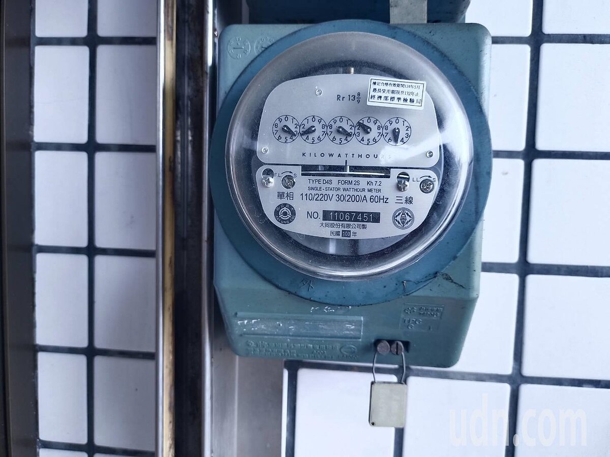 近日天氣炎熱已邁入夏季用電高峰,民眾應多注意自家電費單據,若有疑慮可撥打台電公司1911免費客服電話查詢。記者吳傑沐/攝影