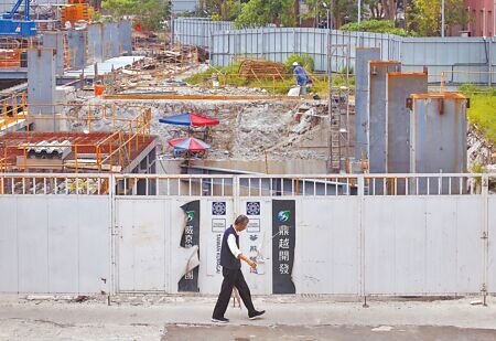 台北地檢署偵辦京華城容積率案。圖為一位民眾走過正在興建中的「京華廣場」。(范揚光攝)