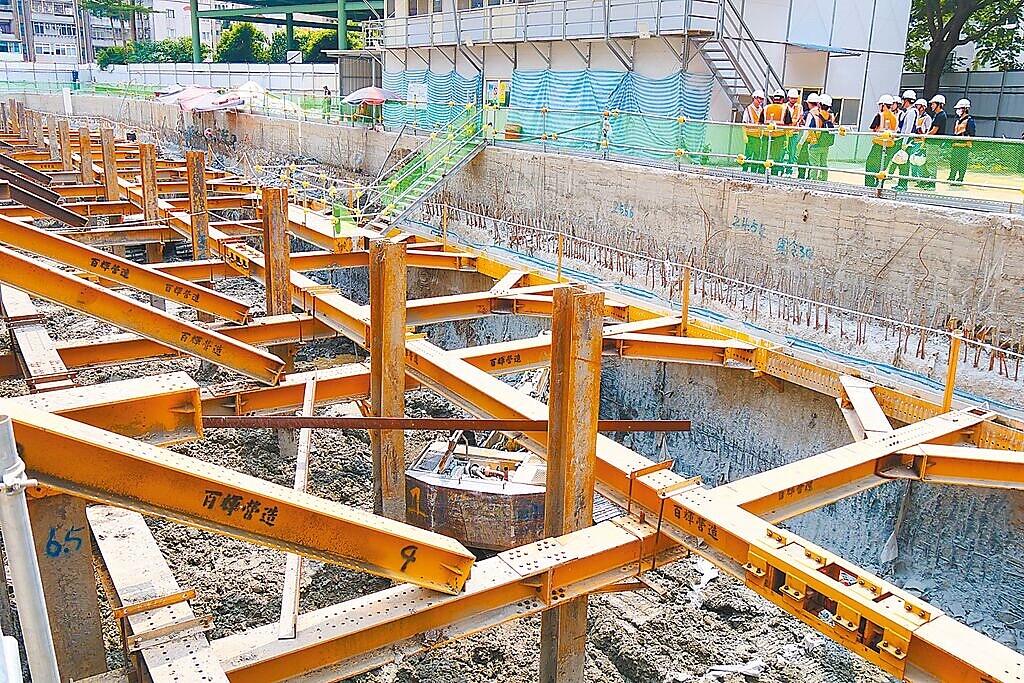 新北市永和區永平國小停車場工區地下掩埋多年的垃圾廢棄物,施工團隊如期在暑假結束前完成清運。(新北市交通局提供/高鈞麟新北傳真)