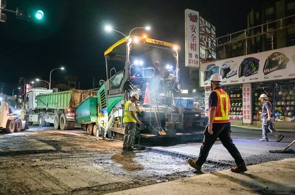 新竹市西大路地下道全面重新刨鋪，要避免路面太滑導致騎士摔傷的意外。圖／新竹市府提供
