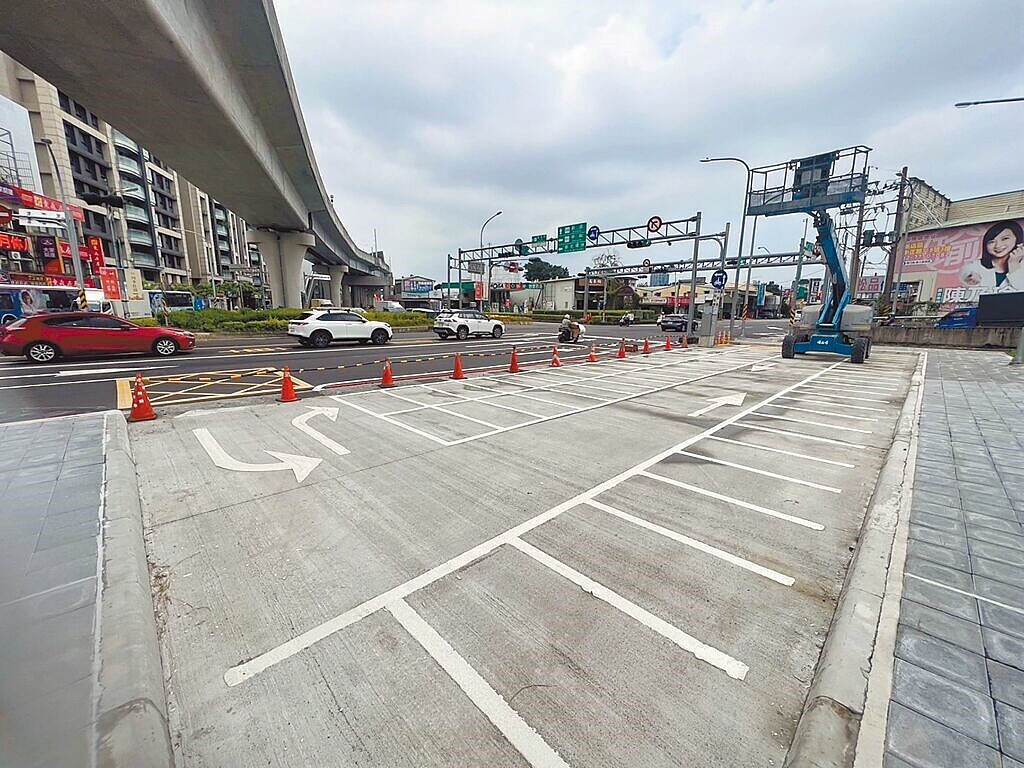 安坑輕軌安康(K6)站周邊轉乘設施依據綜規報告,捷運局設置300格機車轉乘停車格,設置位置於通車前與道路主管機關研商,以不影響人行、車行為最適方案,設於既有道路側。圖/新北市捷運局提供、高鈞麟新北傳真