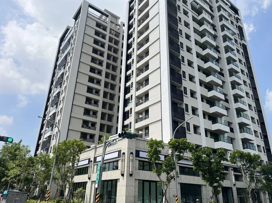 根據內政部實價登錄揭露,位於台南東區平實重劃區的成屋大樓「世界·巨星」,今年5月,13樓戶以總價3,168萬元成交。照片/台灣房屋集團趨勢中心提供