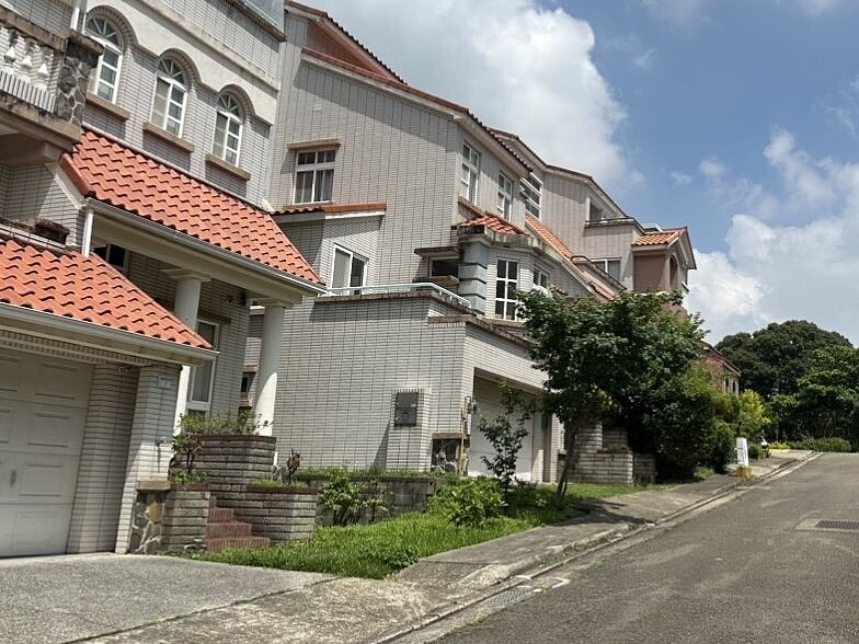 緊鄰台積電寶山廠的社區2日前發生停水,至今仍有部分住戶供水還未恢復。圖/民眾提供