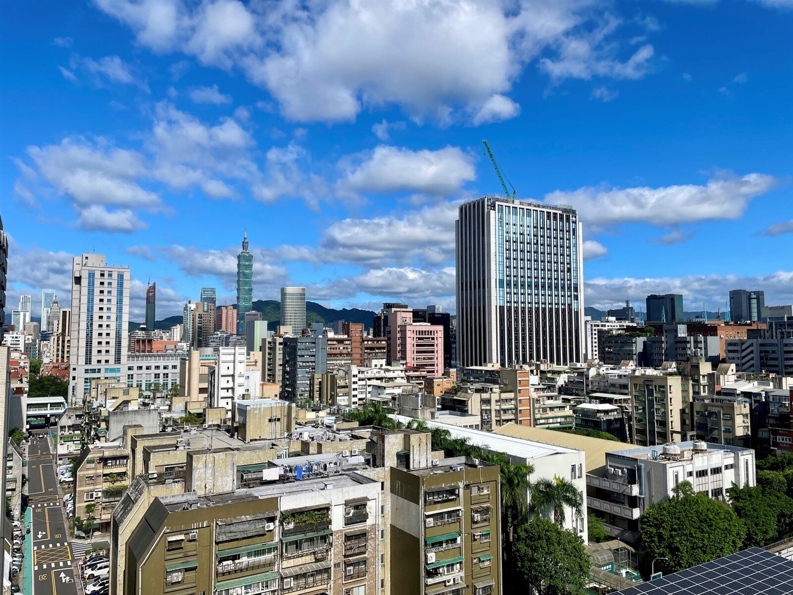 受到銀行銀根緊縮的影響,衝擊民眾購屋信心,永慶房產集團8月全台房市交易量月減23%,年減8%。圖/永慶房產集團提供