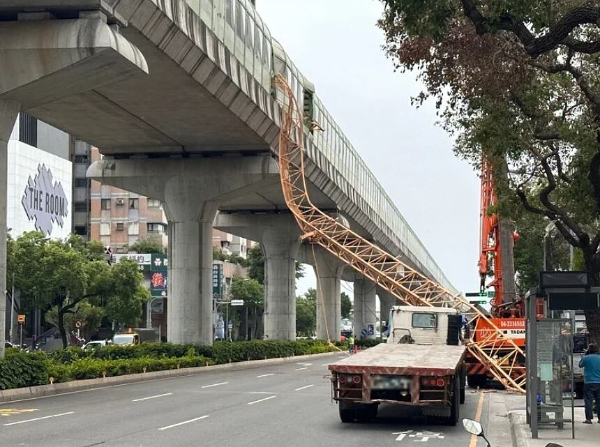 興富發建設台中市文心愛悅建案，去年5月10日發生吊臂砸中台中捷運車廂重大事故，釀1死15傷。聯合報資料照片
