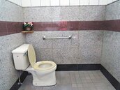 衛生紙與門同高　殘障廁所怎麼上？
