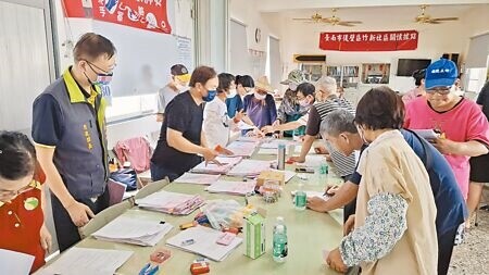 
台南市後壁區淹水災民臨時被通知一天內需完成申請泡水車補件，引發民怨。（程炳璋攝）
