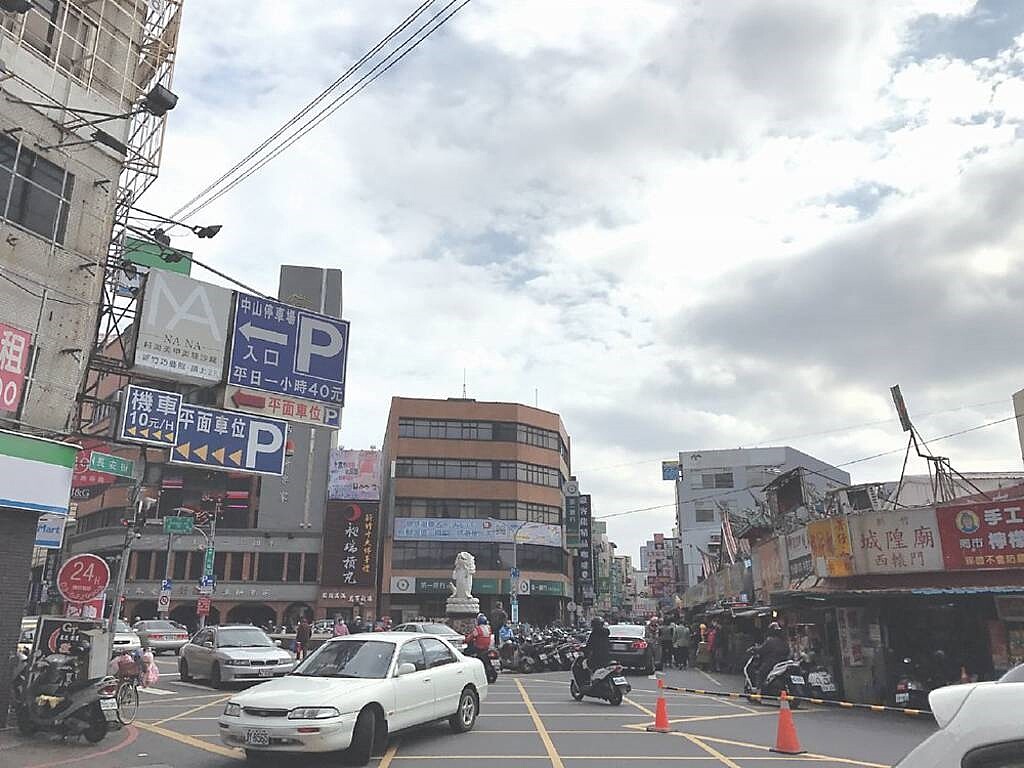 新竹城隍廟商圈生活機能完善，小吃店家林立。圖／台慶不動產新竹北大北門加盟店提供