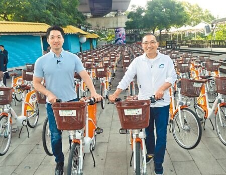 
台北市長蔣萬安（左）與新北市長侯友宜（右）30日出席「YouBike2.0E+自行車通勤綠廊、雙北攜手開啟綠色通勤新時代」活動。（羅永銘攝）
