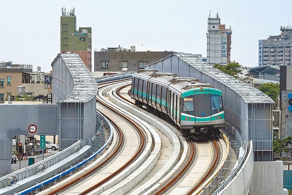 高雄捷運岡山車站於6月30日開始試營運，試營運期間推出路段免費搭乘活動，平均每日搭乘人數接近3000人次，其中假日平均超過3400人次，9月1日起岡山車站將開始正式營運及收費。圖／高雄捷運局提供、楊舒婷高雄傳真