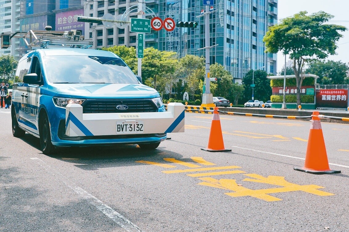 台中9月底將封閉西屯區市政路舉行Red Bull賽車展演，建設局昨出動巡檢車，確認道路平整度。記者黃仲裕／攝影 