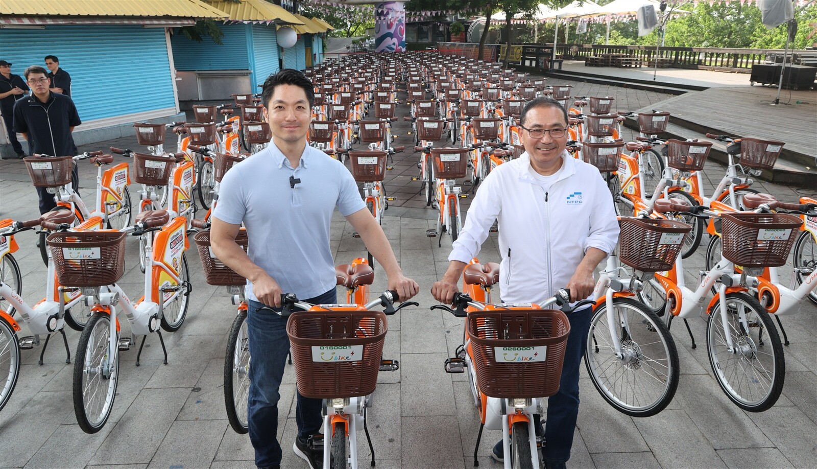 台北市長蔣萬安（左）及新北市長侯友宜（右）昨天出席YouBike 2.0E自行車通勤綠廊記者會，希望雙北一起合作積極推動淨零政策。記者潘俊宏／攝影 