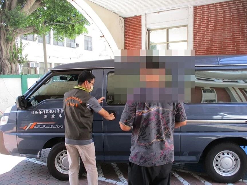 行政執行署台南分署追查前年間該公司帳戶匯款給吳姓負責人及親屬達700多萬,600多萬設備也流向不明,前天通知吳到場說明,仍無法交代,經移送法院裁定管收。圖/讀者提供