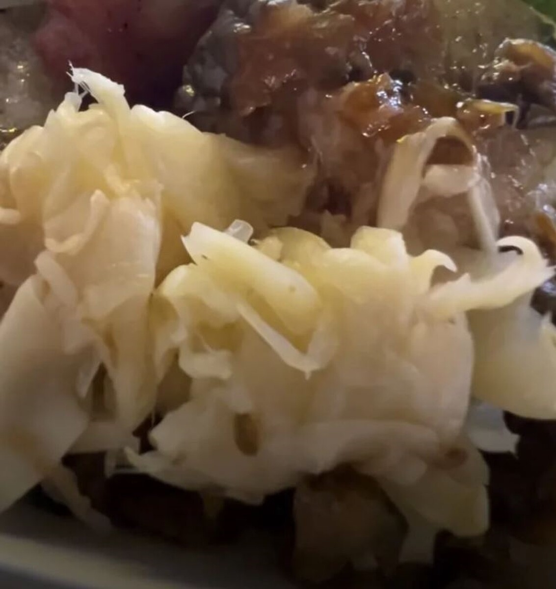 民眾貼文指29日晚上在台南市東區大益夜市購買香腸和大腸竟然蛆蟲蠕動。圖/翻攝自台南大小事