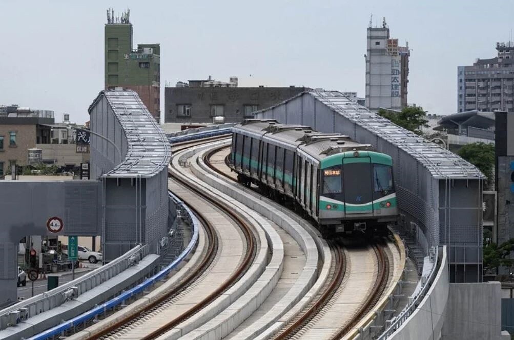 高雄捷運岡山站試營運結束，9月起將開始收費。記者王昭月／翻攝
