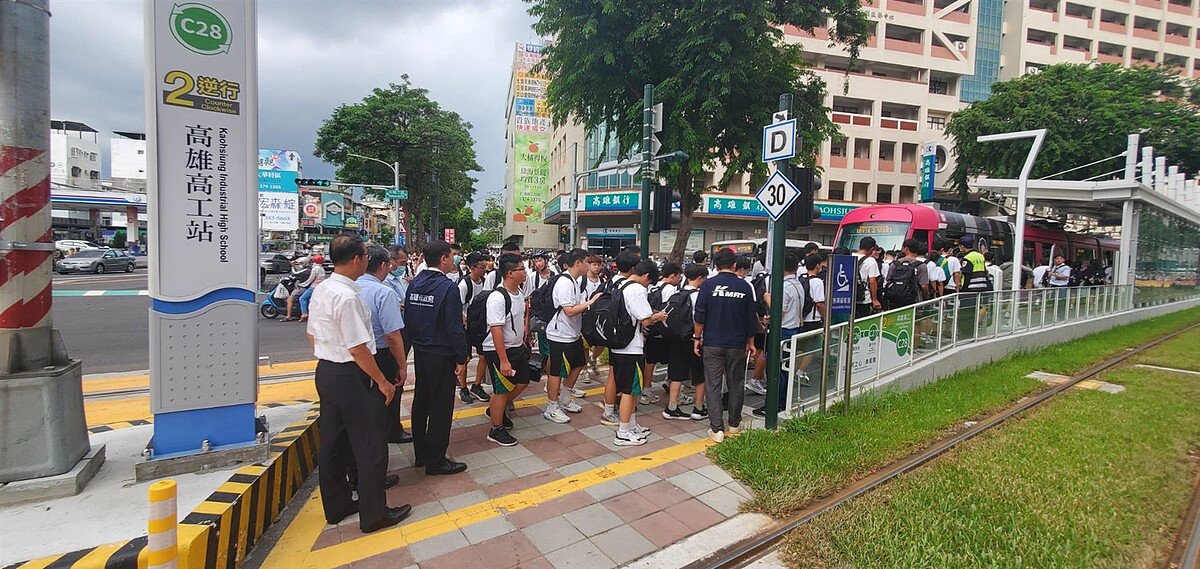 捷運局和高捷公司到場了解情況，坦承學生進出站時間拉長，已評估時段、路段適時加開列車。圖／高雄市捷運局提供