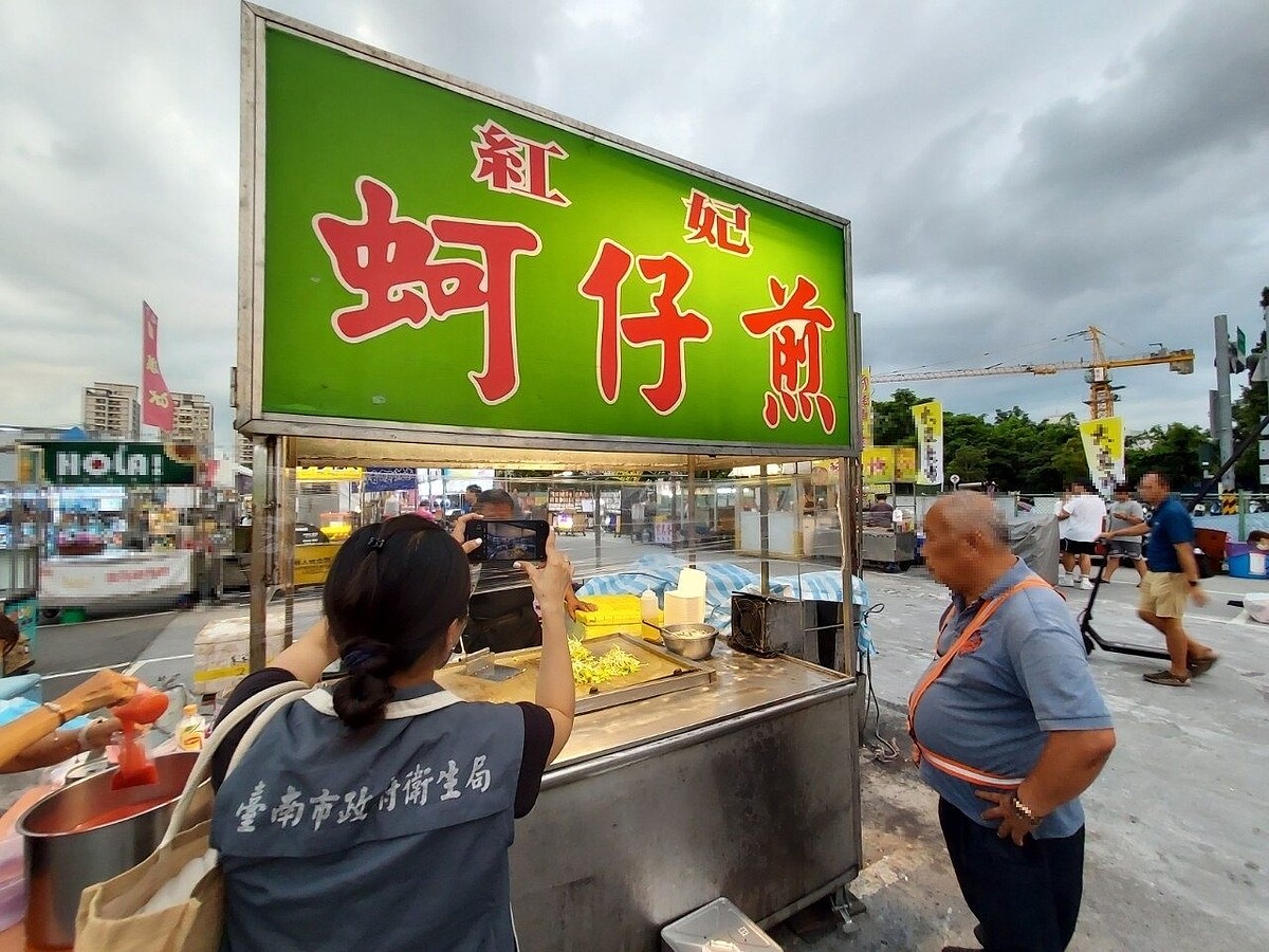 知名夜市小吃遭爆食品衛生安全疑慮，台南市衛生局前往稽查。圖／台南市衛生局提供