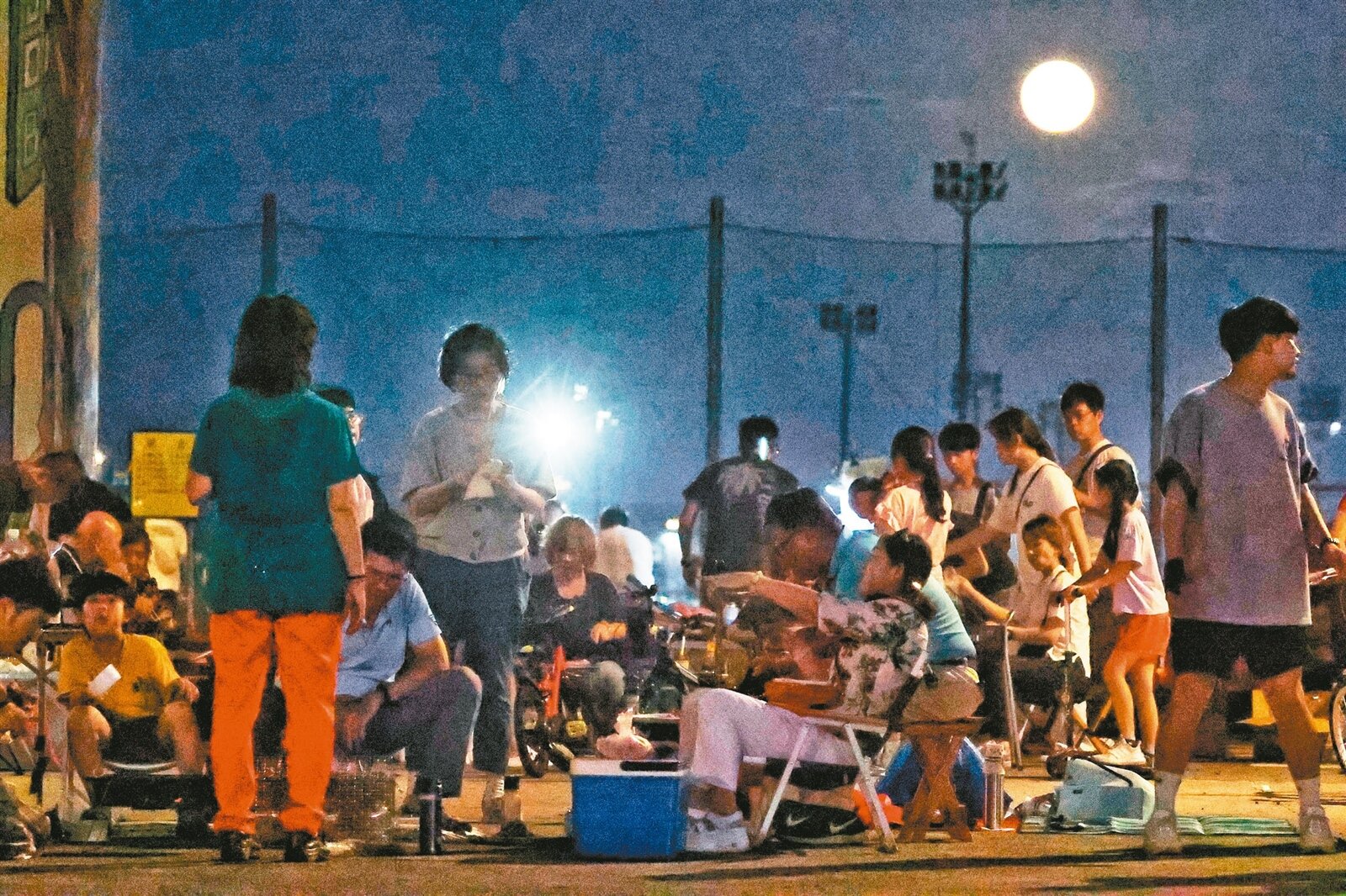 適逢中秋佳節,昨天不少民眾到台北市大直橋下烤肉賞月。記者林伯東/攝影