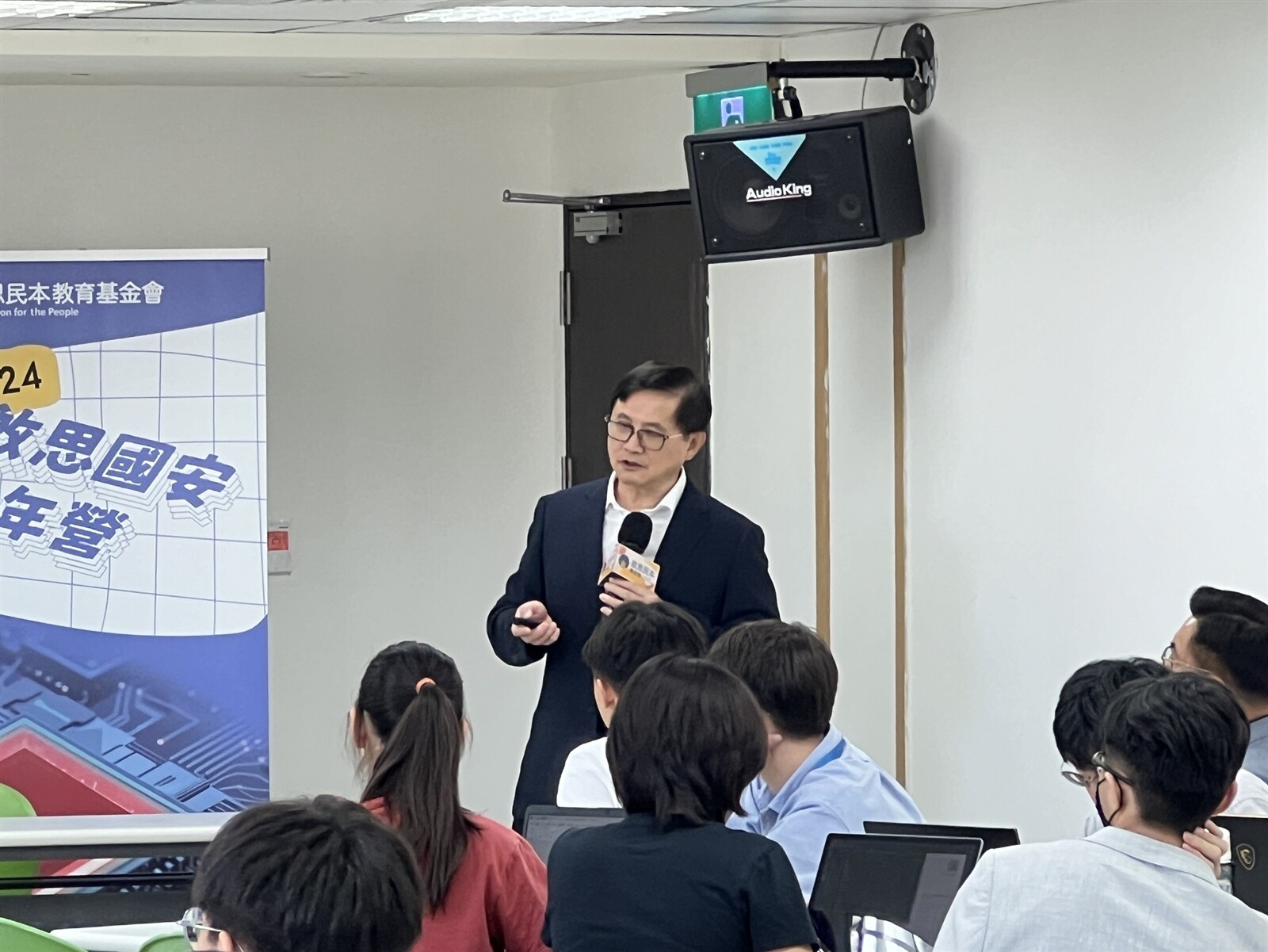 和碩董事長童子賢今赴「2024啟思國安青年營」演講，直言太陽能要能滿足台灣一半用電，需要6個台北市大小的面積，台灣寸土寸金，哪來的6個台北市。記者屈彥辰／攝影 