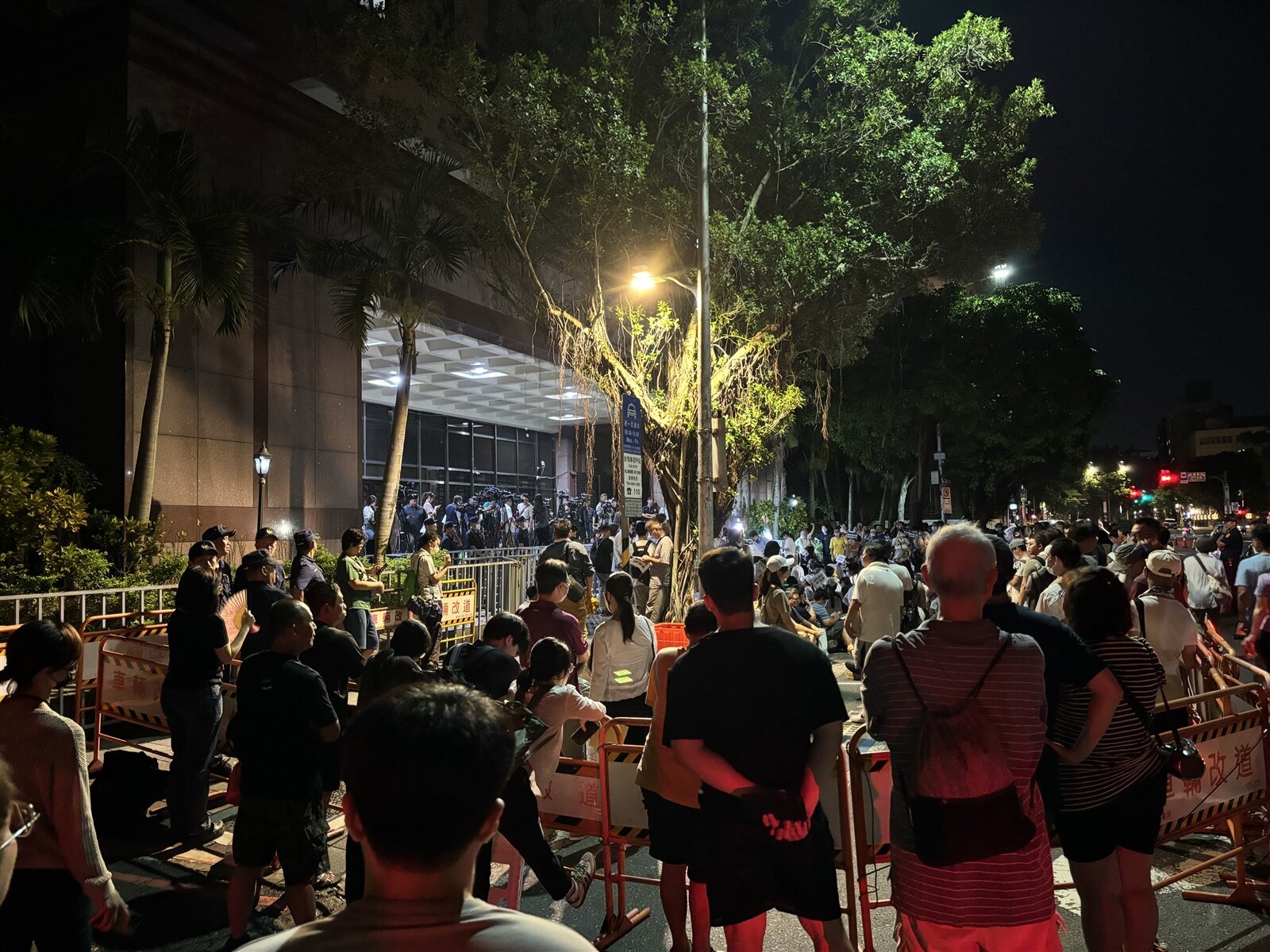 柯文哲、彭振聲遭檢方聲押，台北地院今晚10時37分收案。記者李隆揆／攝影 