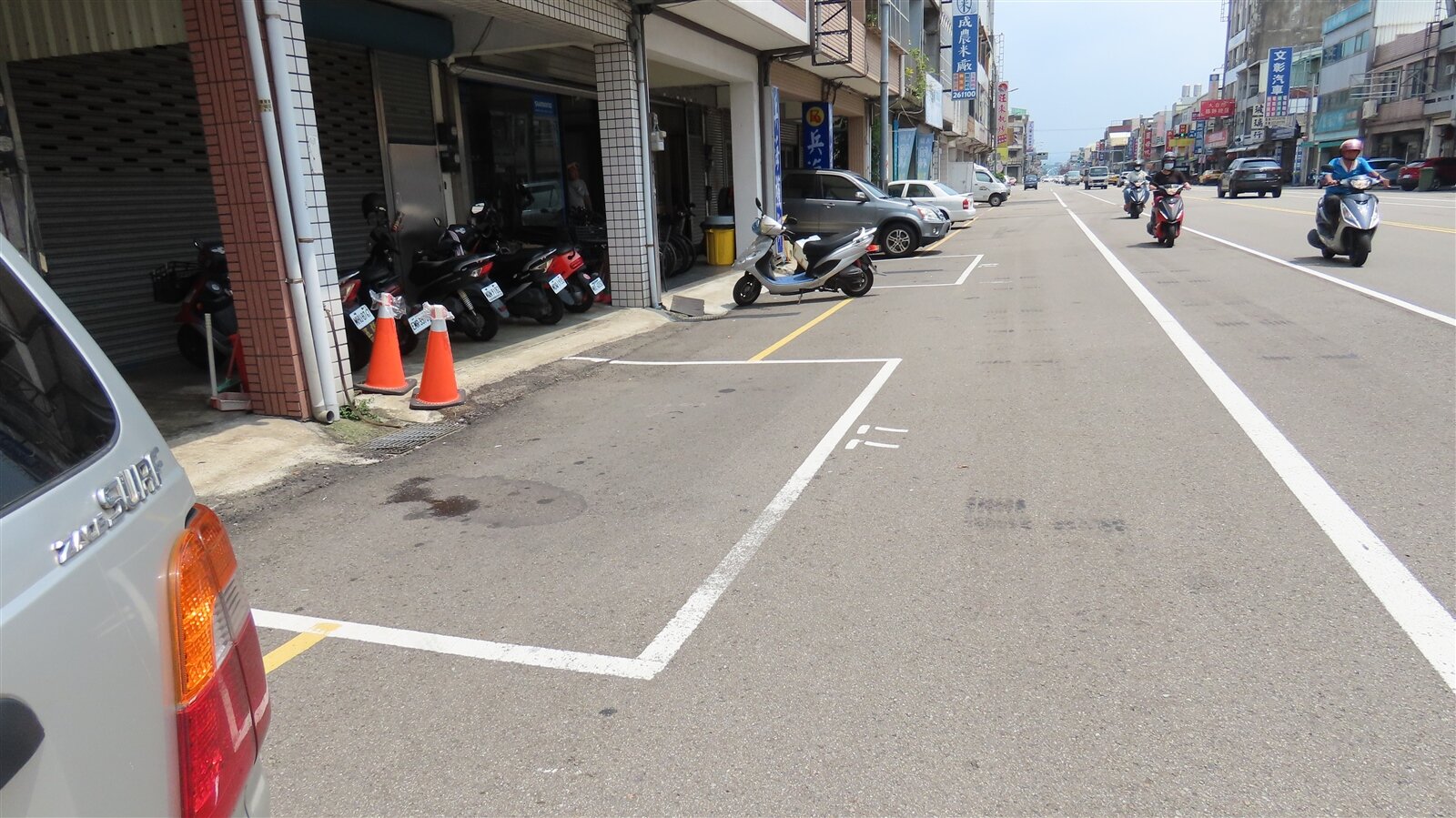 苗栗市為公路嘉盛橋至國華路口長約100多公尺路段,住家騎樓至道路中間有一條狹長私人住宅區、行水區,縣府暫不施作人行道。記者范榮達/攝影