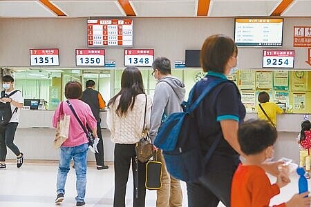 
健保署祭「多元微調」措施，包含護理師夜班獎勵等8項支出，將改以公務預算支應，規模達111億。圖為民眾在醫院臨櫃批價。（本報資料照片）
