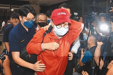 前台北副市長彭振聲(中)8月30日晚間移送北檢複訊,訊後聲押禁見。(杜宜諳攝)