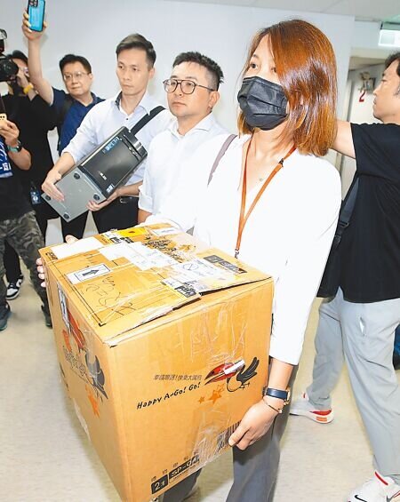 檢廉8月30日搜索柯文哲辦公室,並帶走電腦主機等證物。(范揚光攝)