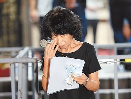 民眾黨主席柯文哲遭聲押禁見,其妻子陳佩琪昨晚前往台北地檢署外,向支持的民眾致謝,並數度拭淚。(姚志平攝)