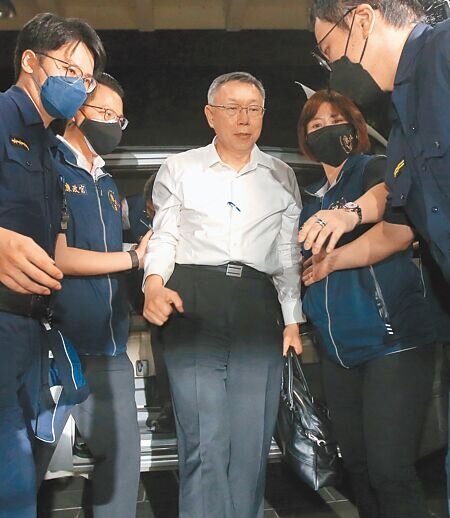 檢廉偵辦京華城案,民眾黨主席、前台北市長柯文哲(中)8月31日遭北檢以涉犯收賄、圖利等罪嫌,聲請羈押禁見。(趙雙傑攝)