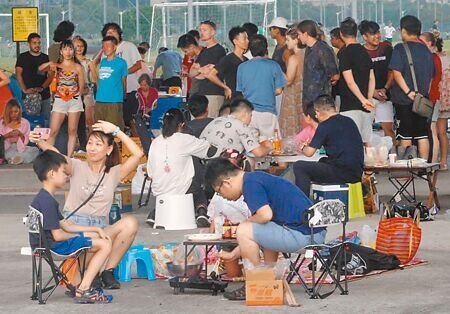 中秋連假期間,民眾喜歡相揪三五好友,一同到戶外空間烤肉。不過有議員質疑,今年中秋節無連假,因此北市大直橋下開放天數將從5天縮短為2天,影響民眾彈性,要求維持開放5天。圖為大直橋下烤肉空間示意圖。(本報資料照片)
