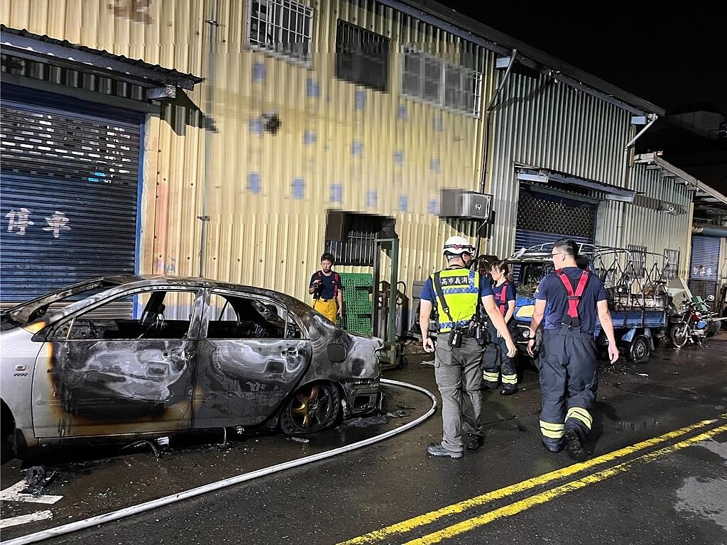 高雄市鼓山區青雲街30日深夜發生縱火案，2部汽車被燒毀，劉姓男子為爭前岳父遺產，憤而縱火後輕生。圖／警方提供