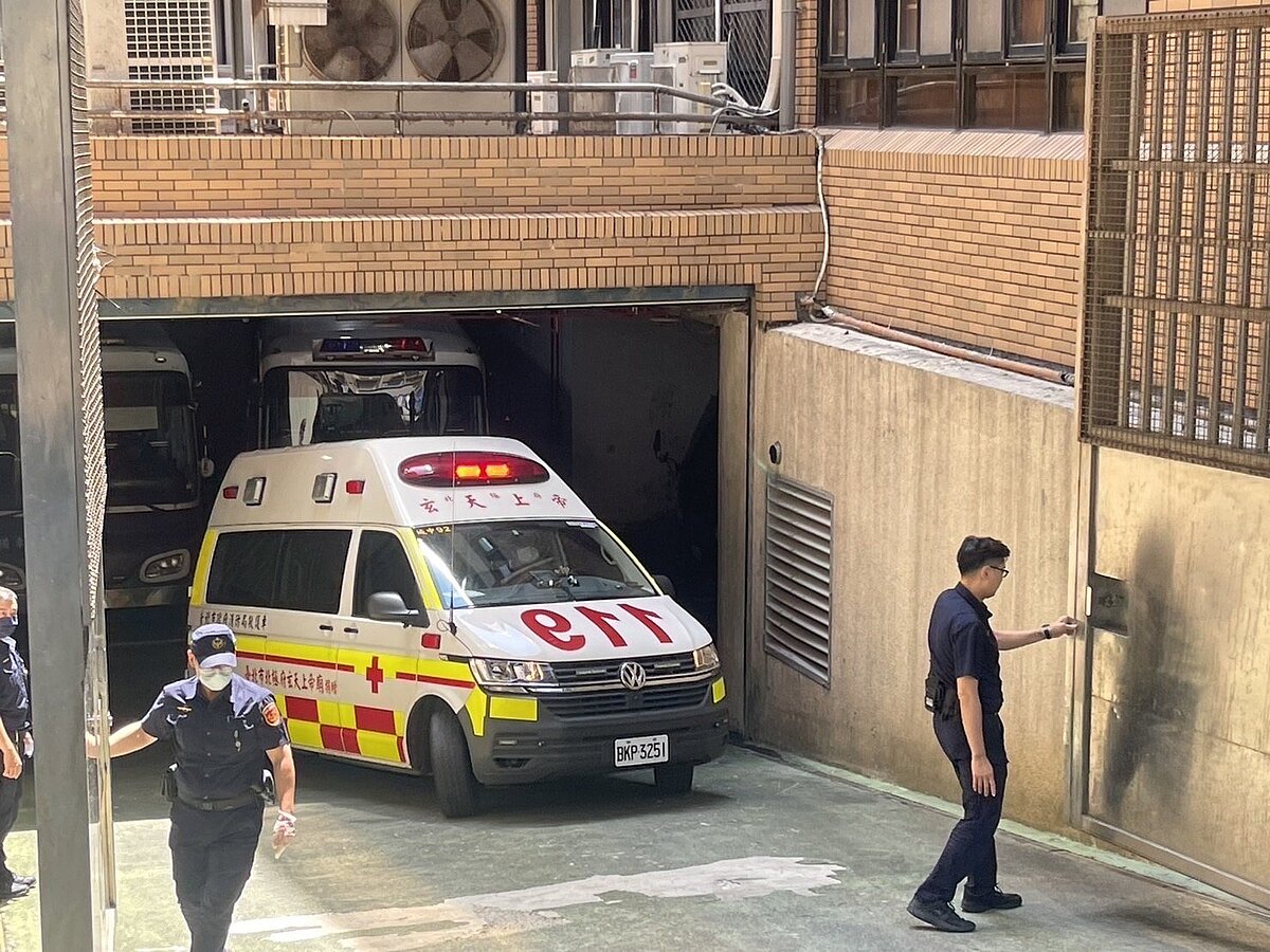 台北市前副市長彭振聲傳出身體不適,有民眾拍到救護車進入警備車道。圖/民眾提供