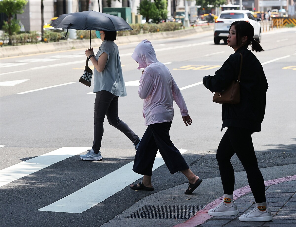 各地天氣高溫炎熱，注意防曬、多補充水份、慎防熱傷害。本報資料照片 