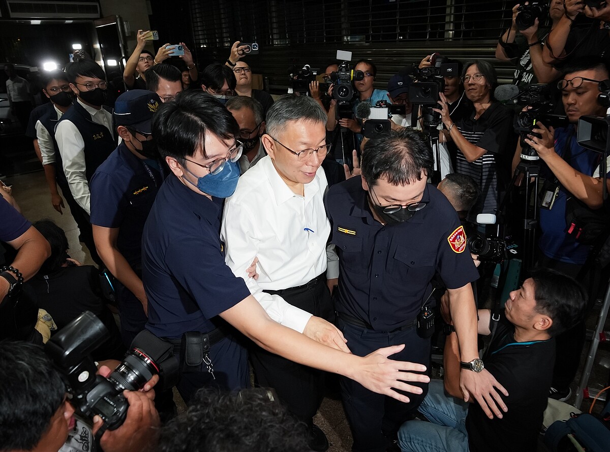 民眾黨主席柯文哲（中）遭台北地檢署檢察官聲押禁見，台北地方法院預計今天晚上8時開羈押庭。本報資料照片 