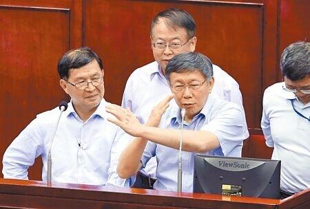 圖為2018年時任台北市長的柯文哲,針對議員所提第一果菜市場改建案程序問題進行詢答。(本報資料照片)