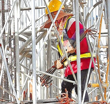 最低工資本月4日審議,勞團喊話「至少4%」。(本報資料照片)