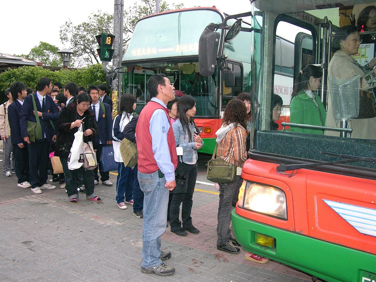 新竹客運曾是竹東重要的聯外交通方式，更曾在台鐵停駛時，擔當起旅運重責大任。圖／聯合報系資料照