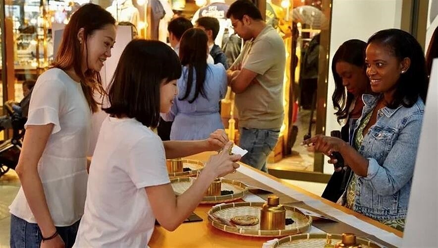 現場特設攤位推廣台灣茶旅文化,英國民眾熱情體驗。(圖/觀光署提供)